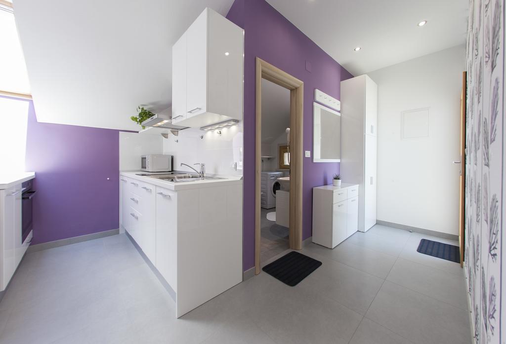 Apartments Benika Bol Pokoj fotografie